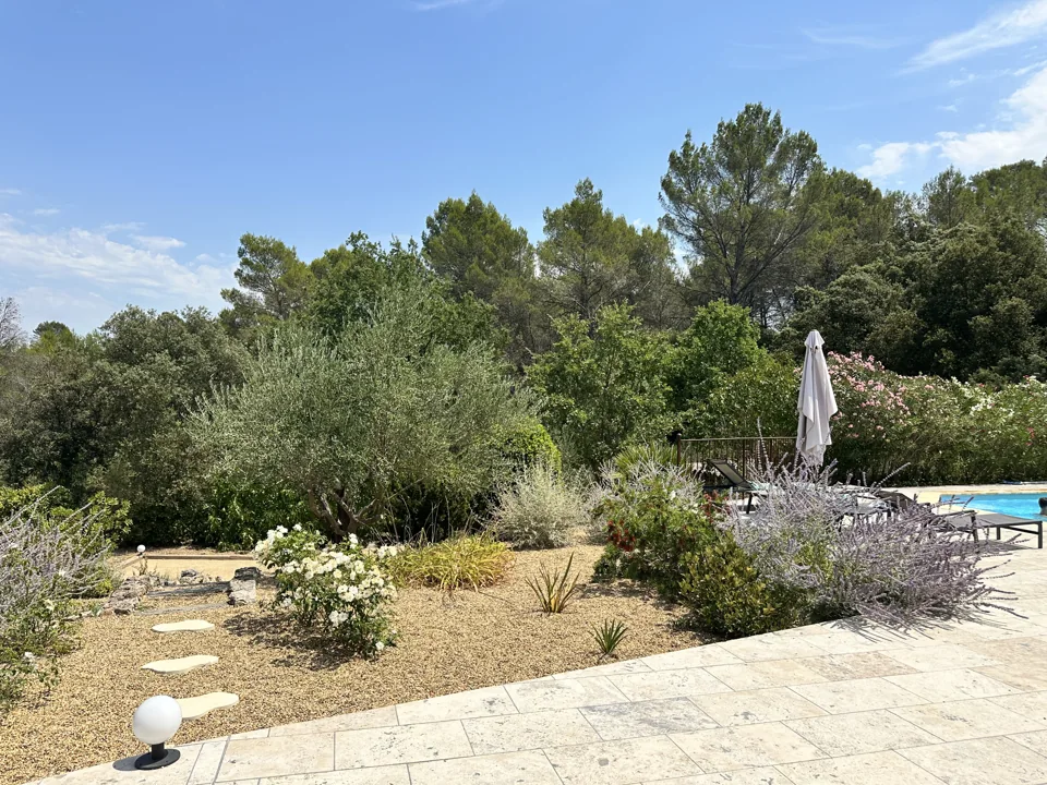 De mediterrane tuin naast de villa