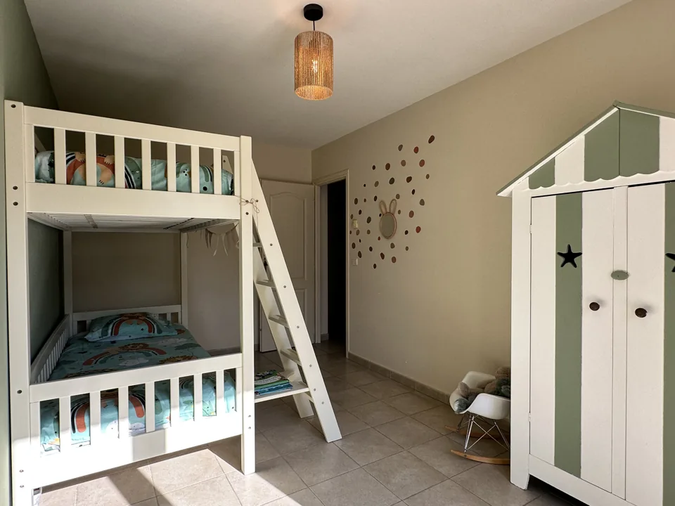 De kinderkamer met stapelbed