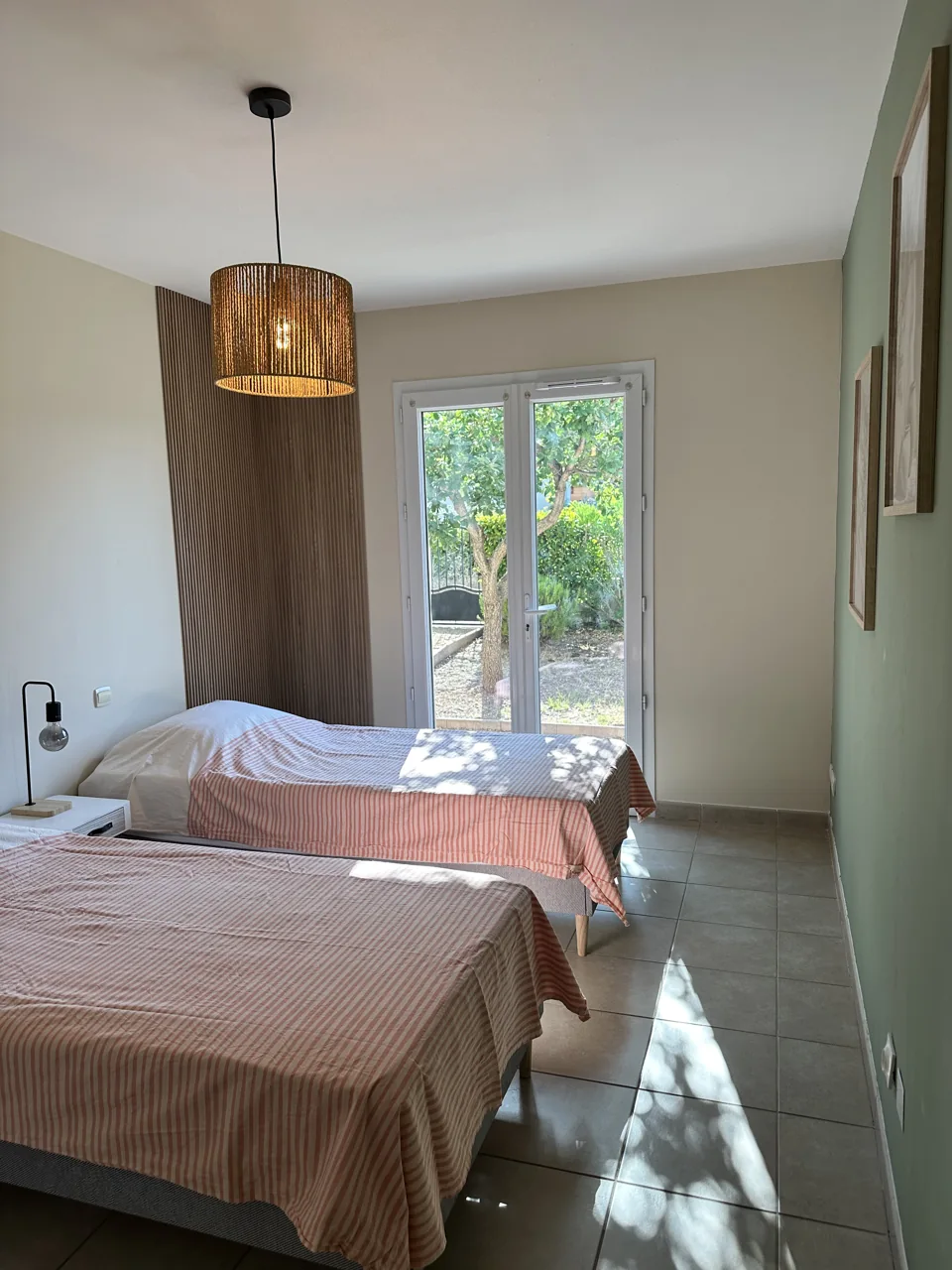 Slaapkamer met twee eenpersoonsbedden