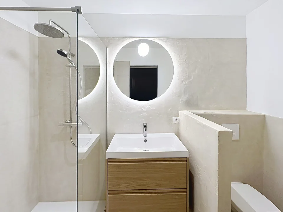 De lichte badkamer met dubbele ronde spiegels