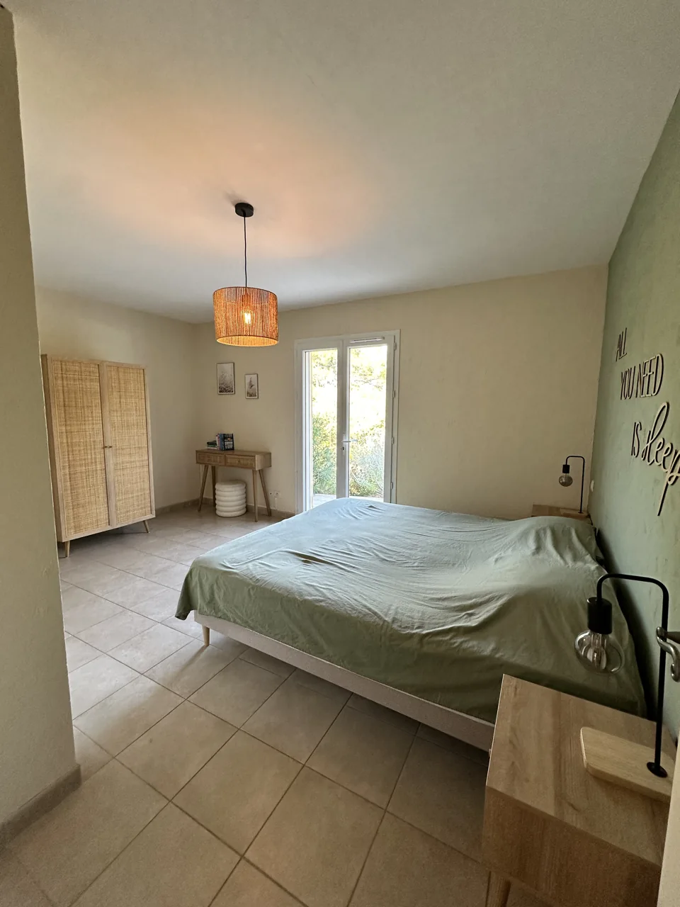 Slaapkamer met een tweepersoonsbed en groene accenten