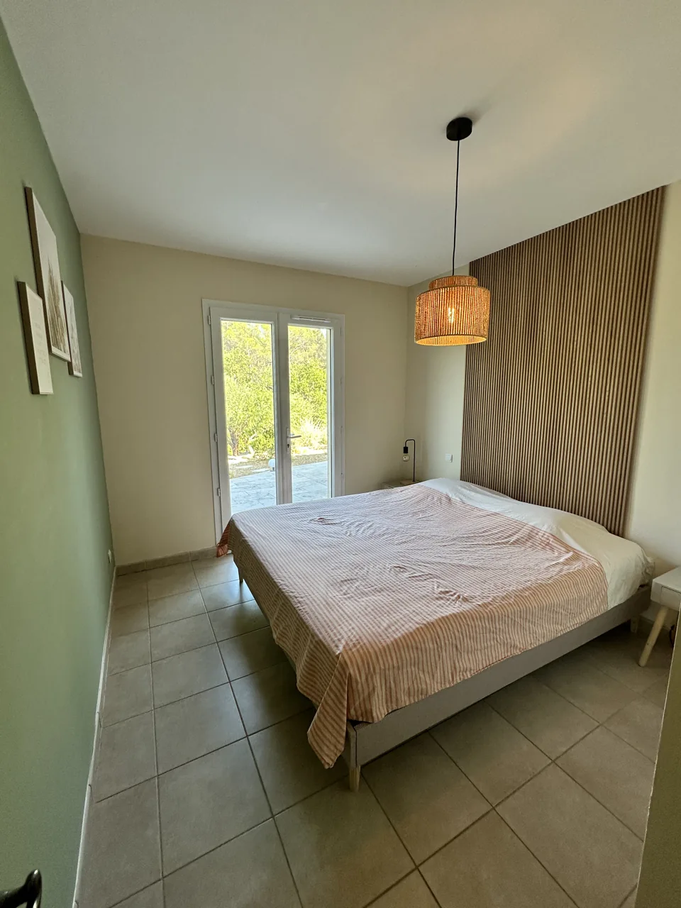 Een lichte slaapkamer met zicht op de tuin