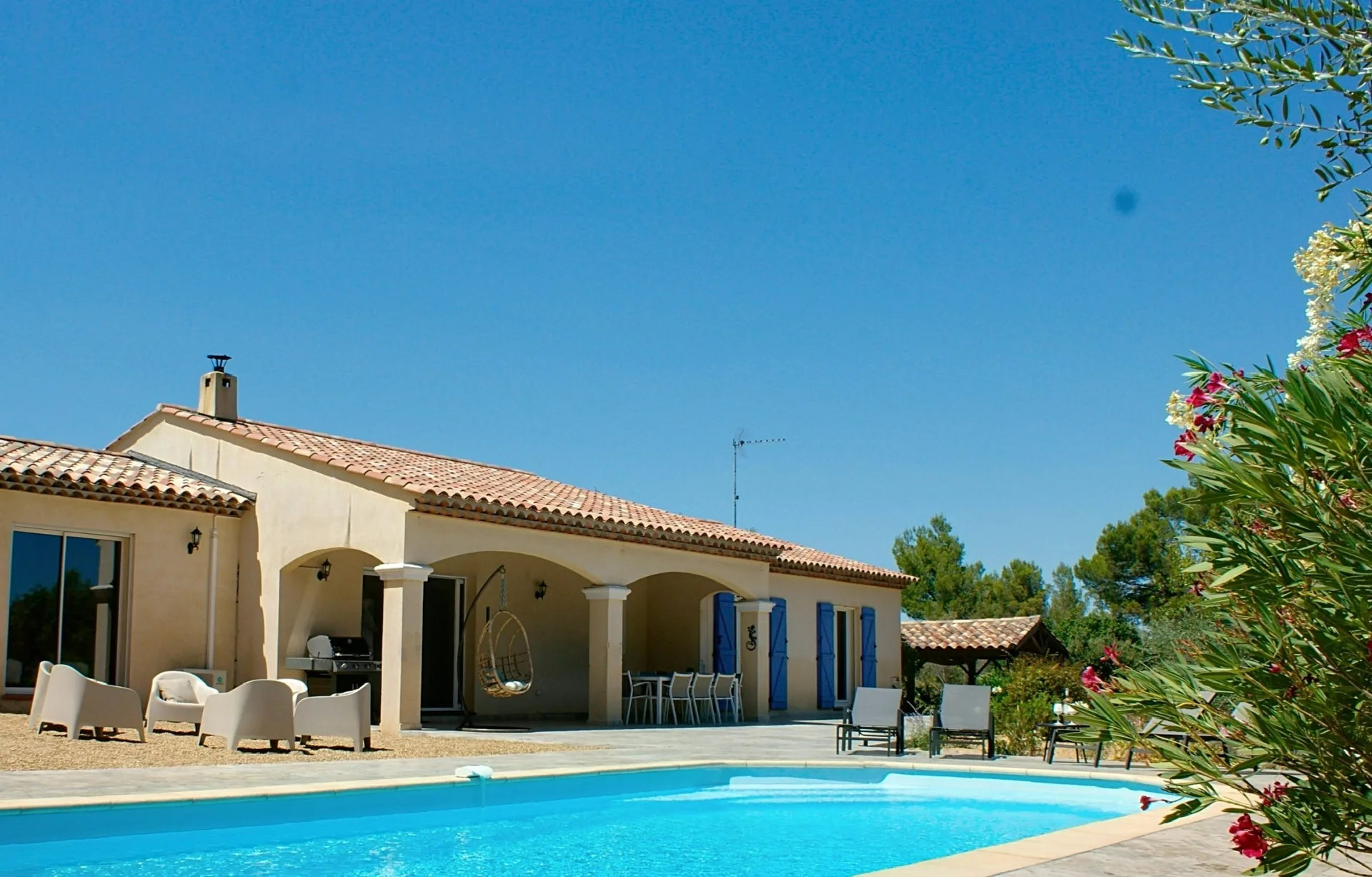 De Provençaalse villa met blauwe luiken en het zonovergoten zwembad